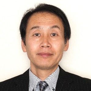 餝 雅英 氏